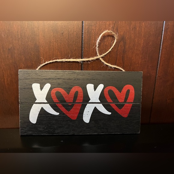 Valentine’s Decor Bundle - 8 Pieces - Picture 4 of 15